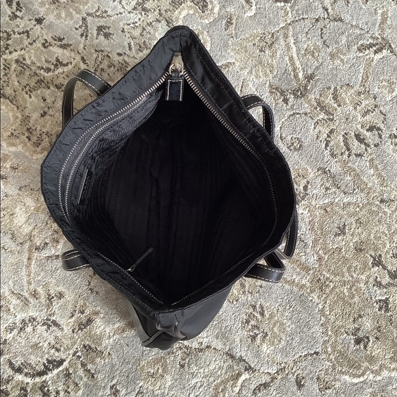Modern comfy to wear nylon PRADA bag 🌺 GREAT COND. - Picture 11 of 16